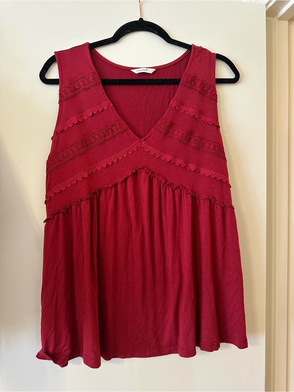 Sleeveless Crochet-Trim V-Neck Tank Top in Deep Red